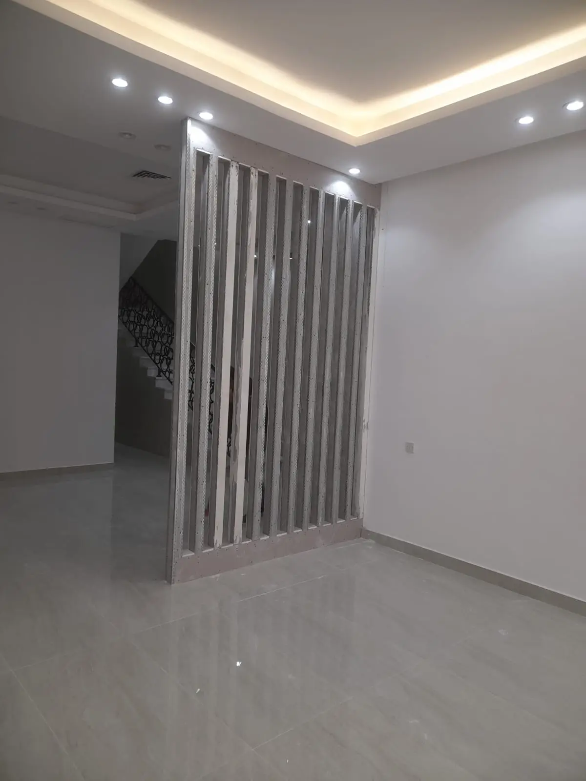 تنفيذ جبس بورد في الكويت أثناء العمل على الأسقف