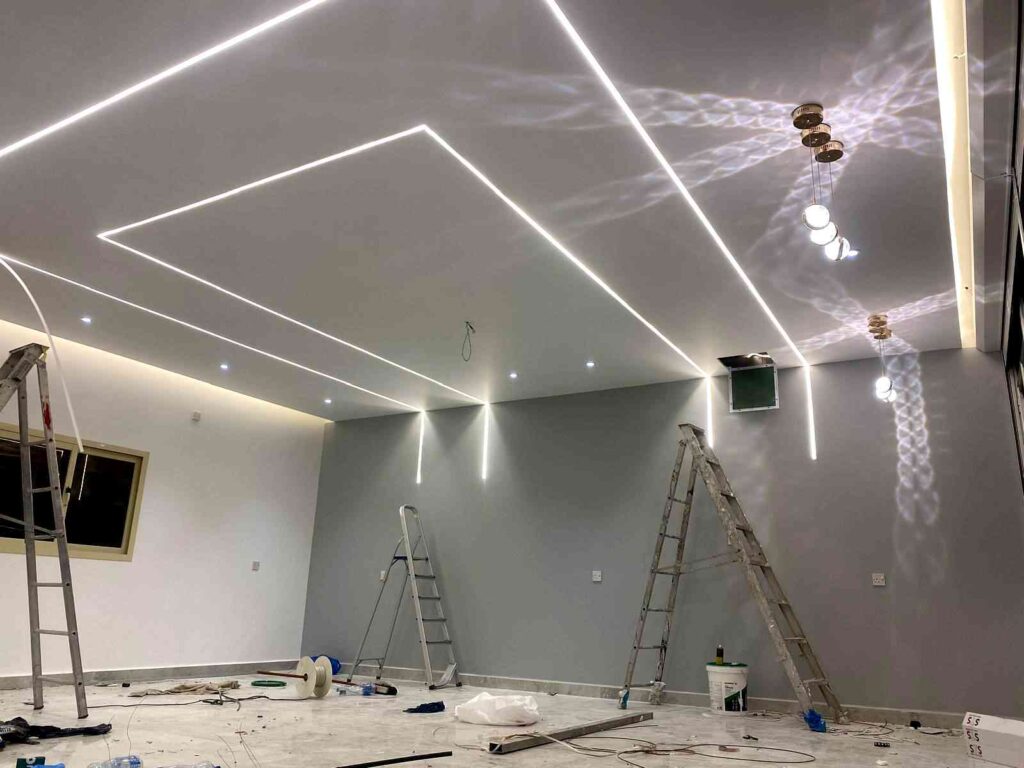 أنوار LED وسبوت لايت في سقف جبس بورد لصالة حديثة في الكويت