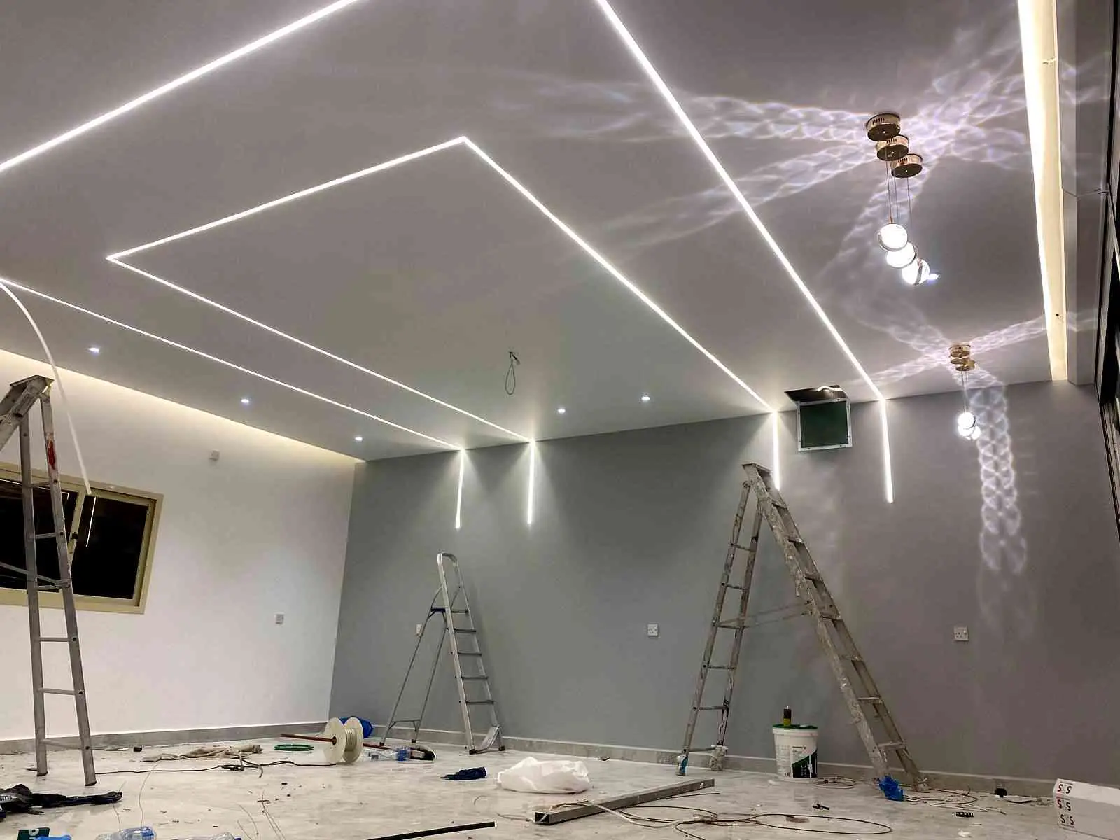 ديكور جبس بورد مودرن للصالات في الكويت بإضاءة سبوت