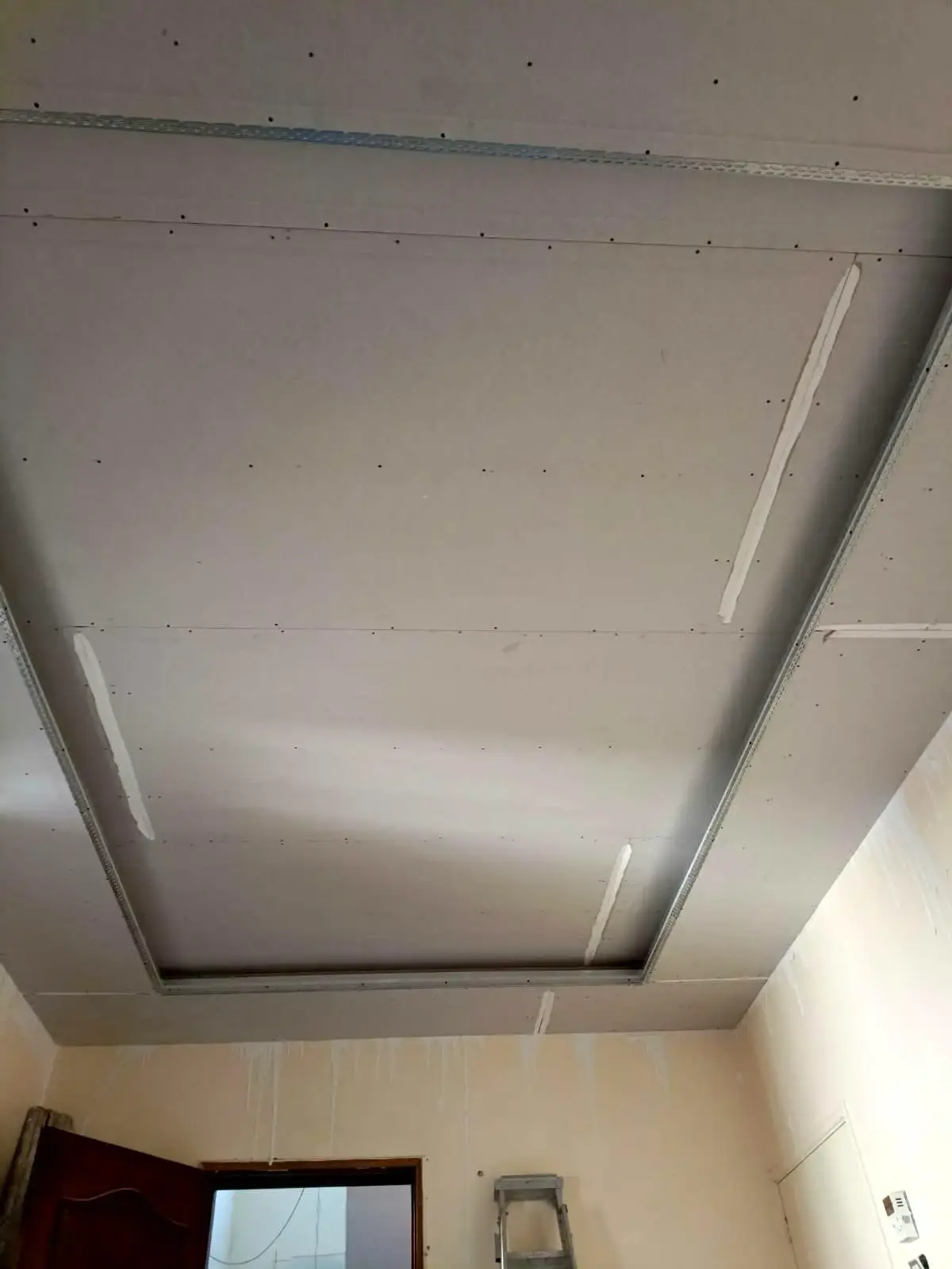 أسقف جبس بورد مودرن في الكويت مع إضاءة LED مخفية